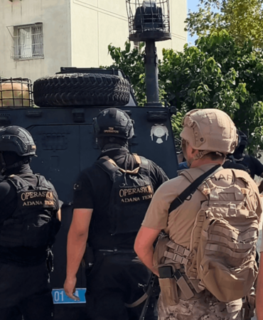 Adana'da Polise El Bombasıyla Direnen Firari ve Suç Ortağı Tutuklandı