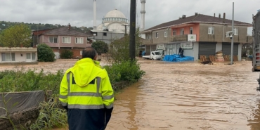 Sakarya Karasu'da Şiddetli Yağış Sonucu Dere Taştı Ev ve İş Yerlerini Su Bastı