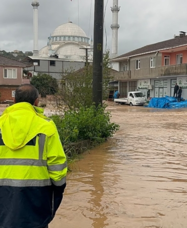 Sakarya Karasu'da Şiddetli Yağış Sonucu Dere Taştı Ev ve İş Yerlerini Su Bastı