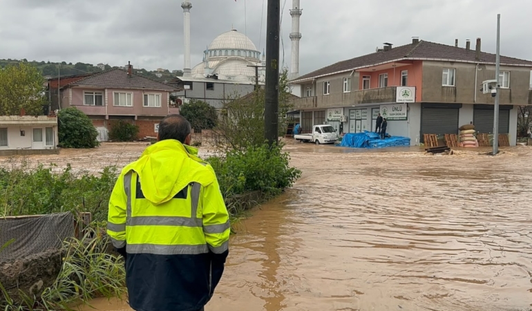Sakarya Karasu'da Şiddetli Yağış Sonucu Dere Taştı Ev ve İş Yerlerini Su Bastı
