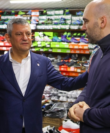 Özgür Özel Rize'nin Pazar ilçesinde selden etkilenen esnafı ziyaret etti