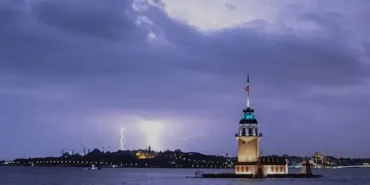 İstanbul'da sıcaklıklar Salı gününe bağlanan gece yarısından itibaren 8 ila 10 derece düşecek. AKOM, kent genelinde saatte 80 kilometre hıza ulaşan fırtına ve gök gürültülü sağanak yağış uyarısı yaptı.