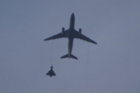 Almanya'daki Nürnberg Havalimanı acil durum nedeniyle uçuş trafiğine kapatıldı. Korfu'dan gelen Corendon Airlines yolcu uçağına Eurofighter savaş uçakları eşlik etti. Polis geniş güvenlik önlemi aldı, uçuşların yeniden başlama saati belirsiz.
